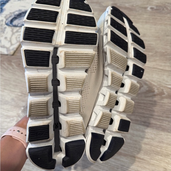 On Running  Cloud Women’s Cream and Purple Shoes - Picture 5 of 6